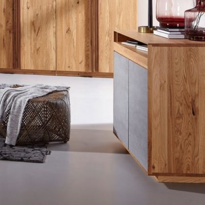 Massivholz Wildeiche geölt, Lamellenauszug, Türen Farbglas grau