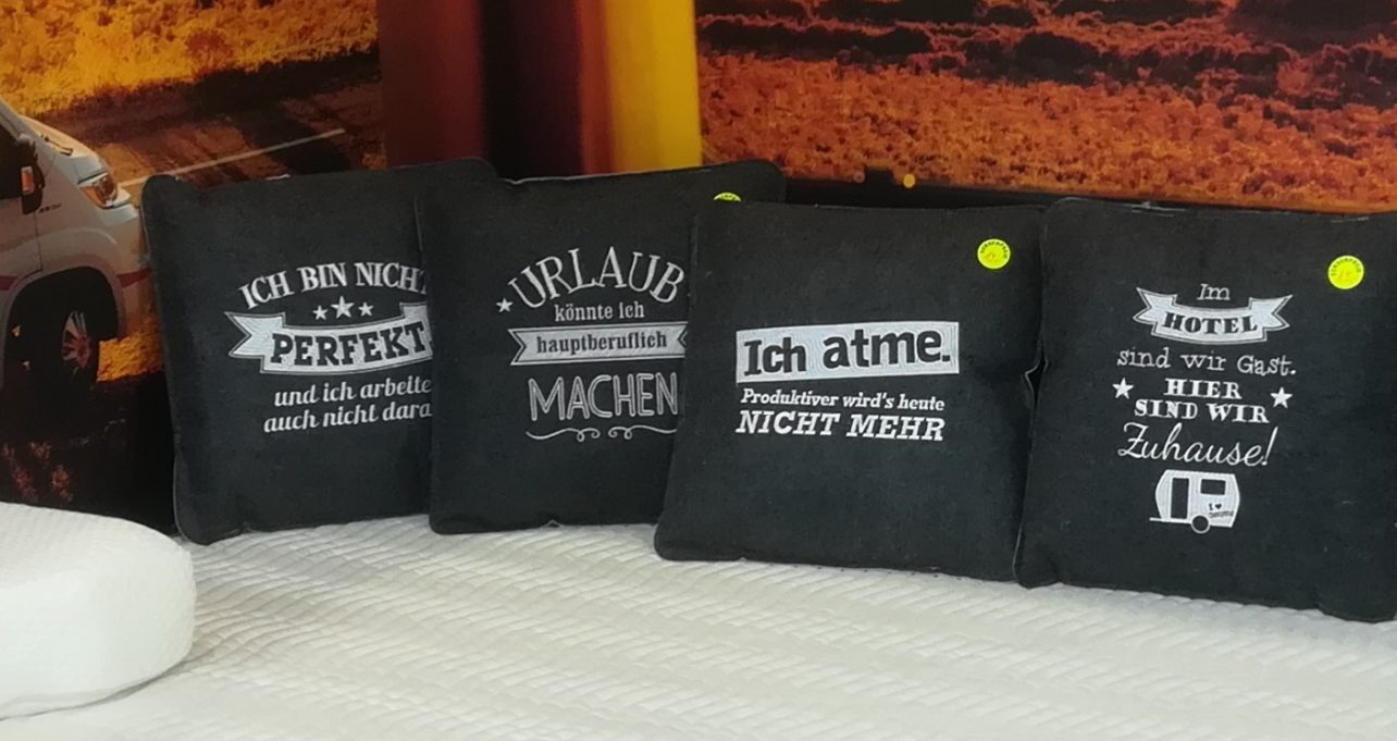 verschiedene Zierkissen, Filz bedruckt